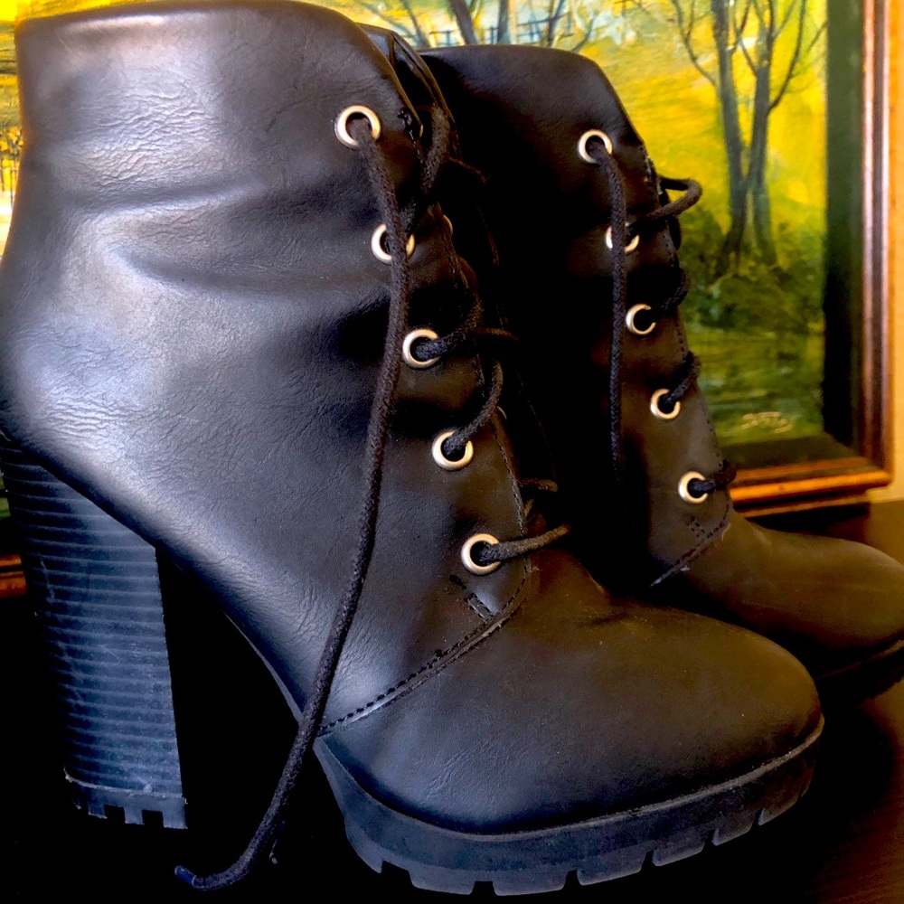 Just Fab Black heeled Booties